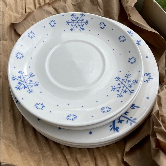 Set of 9 Gibson Designs USA Everyday Hand Painted Snowflake Festival Dinnerware - Picture 3 of 4